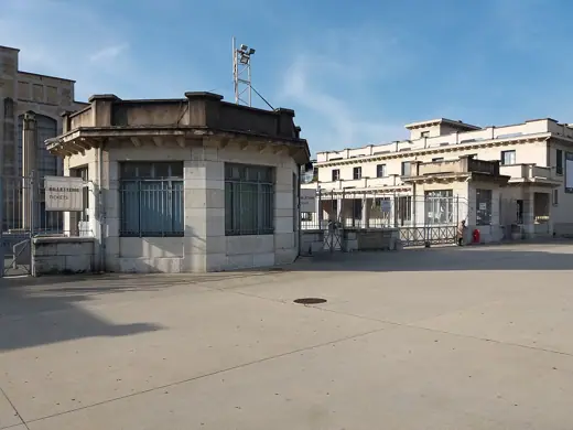 Photo 2: Exterior · Bâtiment central au nord