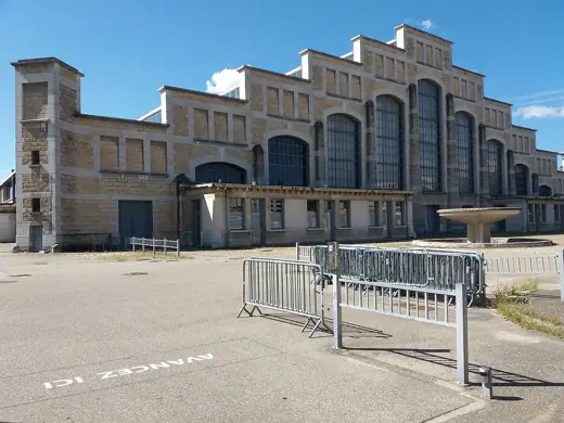 Photo 3: Exterior · Façade, côté gauche