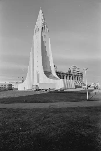 Photo 2: Exterior · Hallgrímskirkja under construction