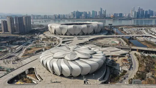 Photo 4: Exterior