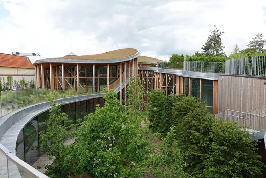 Photo 2: Exterior