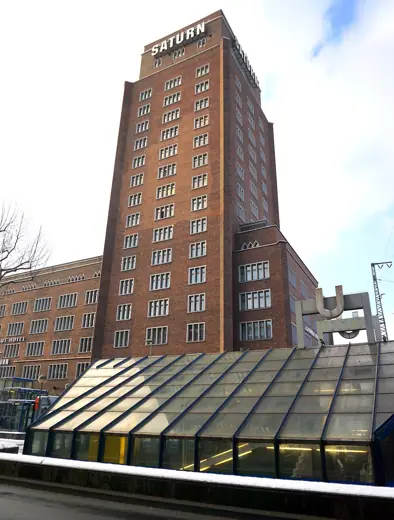 Photo 4: Exterior