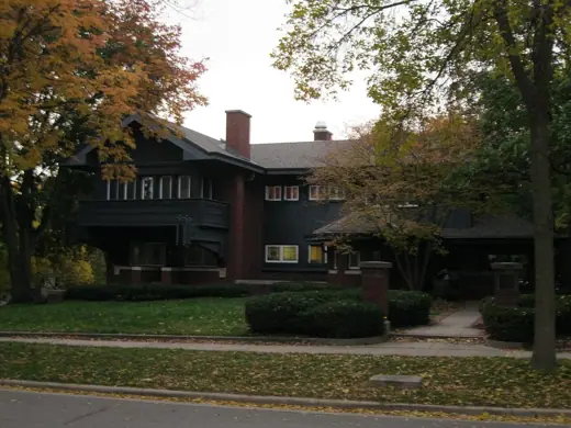Photo 1: Exterior