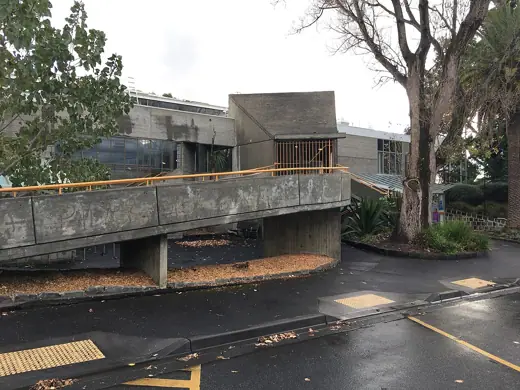 Photo 4: Exterior · Harold Holt Memorial Swimming Pool entry