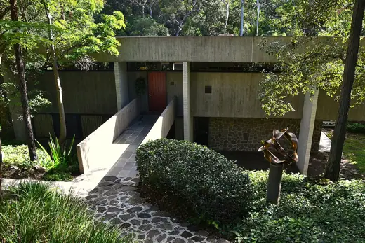 Photo 4: Exterior · Seidler house, Killara, Sydney