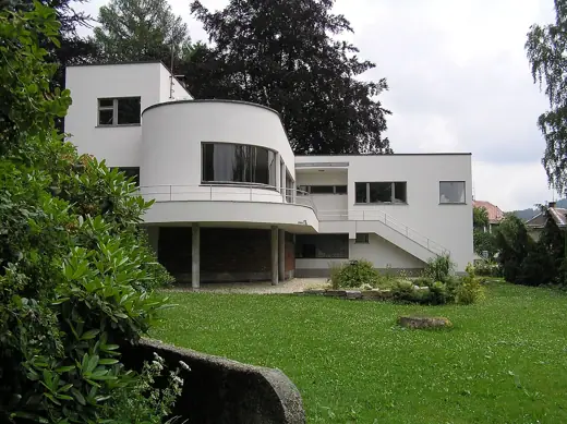 Photo 1: Exterior