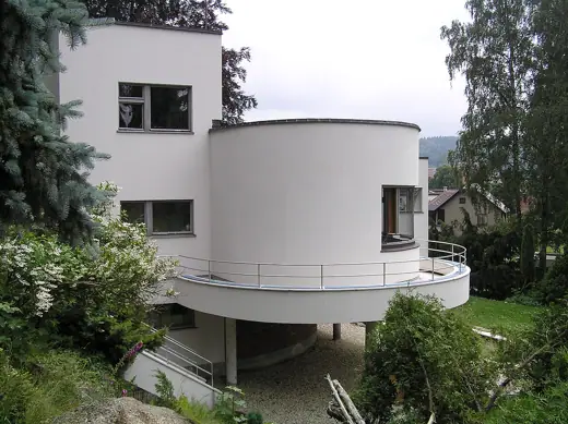 Photo 2: Exterior