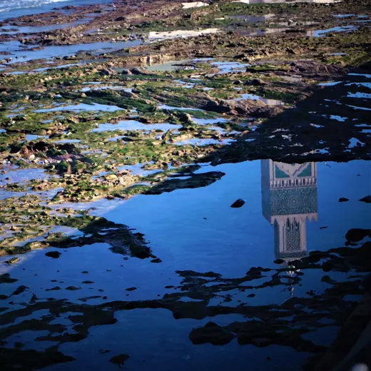 Photo 3: Exterior · Imagen del minarete de la mezquita Hassan II de Casablanca, reflejada en el agua del Atlántico