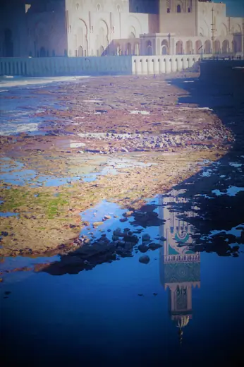 Photo 6: Interior · Imagen del minarete de la mezquita Hassan II de Casablanca, reflejada en el agua del Atlántico