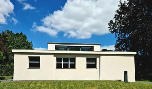 Photo 4: Exterior