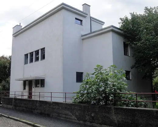 Photo 1: Exterior