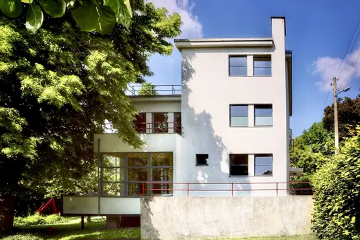 Photo 2: Exterior