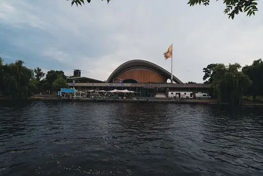 Photo 3: Exterior · Die Kongresshalle Berlin von der anderen Seite der Spree aus gesehen
