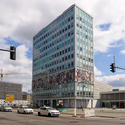 Photo 1: Exterior