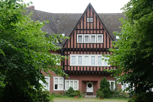 Photo 1: Exterior