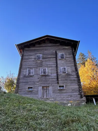 Photo 3: Exterior · Ferienhaus Gugalun bei Versam