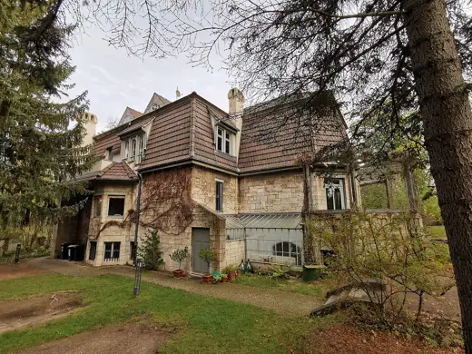 Photo 1: Exterior