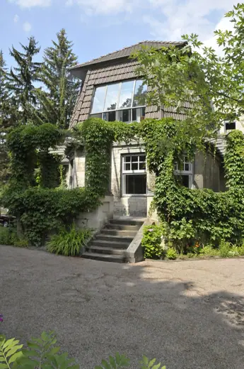 Photo 3: Exterior