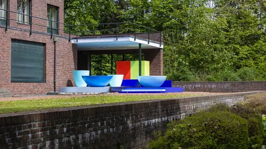 Photo 3: Exterior