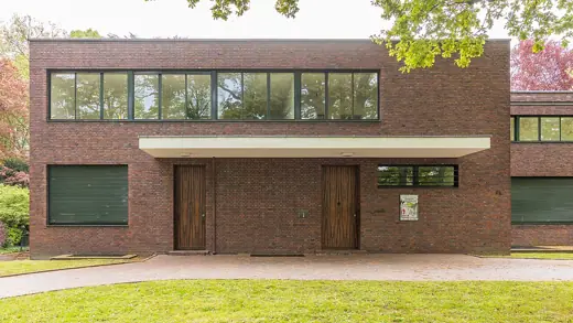 Photo 7: Elevation · Haus Lange, Ansicht von der Straße, Krefeld