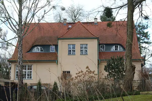 Photo 2: Exterior