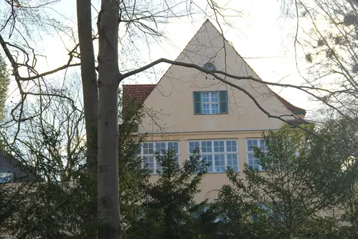 Photo 4: Exterior