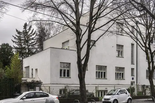 Photo 2: Exterior