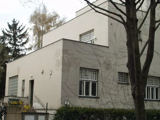 Photo 4: Exterior