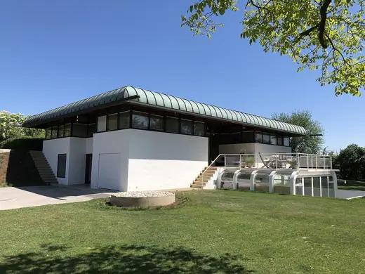 Photo 1: Exterior