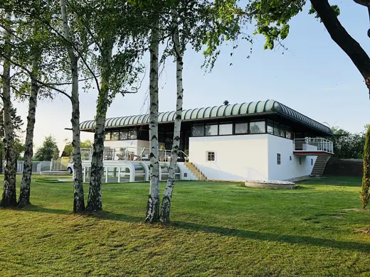 Photo 2: Exterior