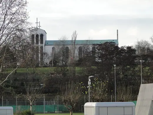 Photo 2: Exterior