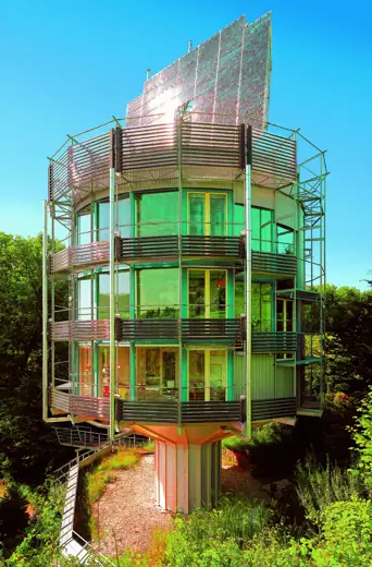Photo 1: Exterior