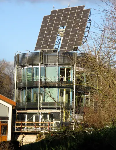 Photo 3: Exterior