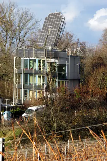 Photo 4: Exterior