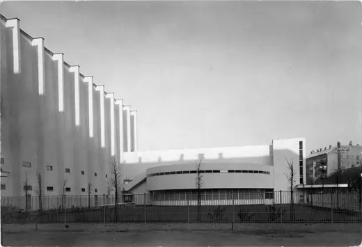 Photo 4: Exterior