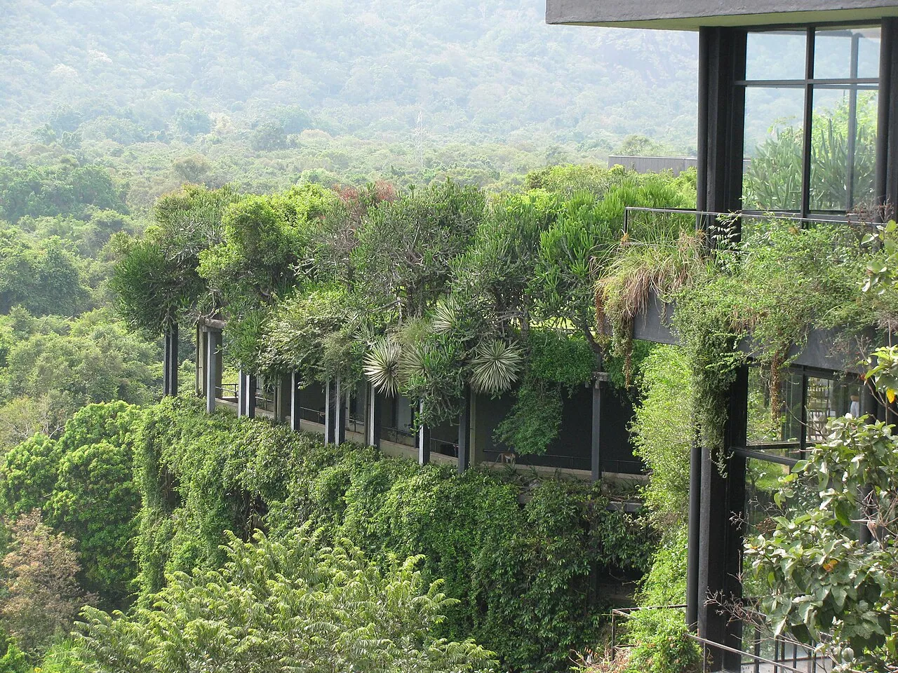 Heritance Kandalama: Exterior · Exterior view of Heritance Kandalama hotel in Dambulla, Sri Lanka