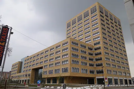 Photo 3: Exterior