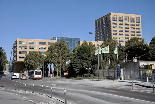 Photo 4: Exterior