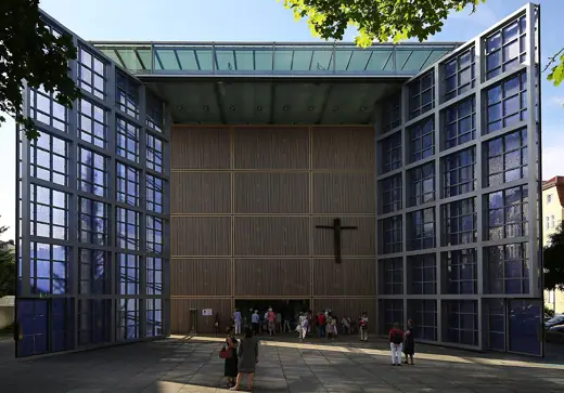 Photo 3: Exterior · Herz-Jesu-Kirche mit geöffneten Toren anlässlich zur Veranstaltungsreihe "Offene Tore"