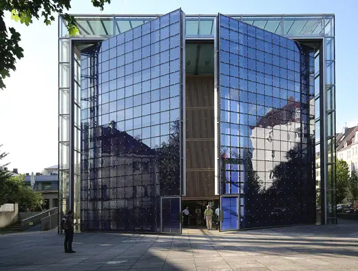 Photo 4: Exterior · Herz-Jesu-Kirche mit geöffneten Toren anlässlich zur Veranstaltungsreihe "Offene Tore"