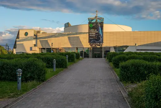 Photo 1: Exterior