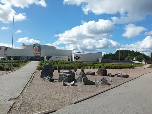 Photo 2: Exterior