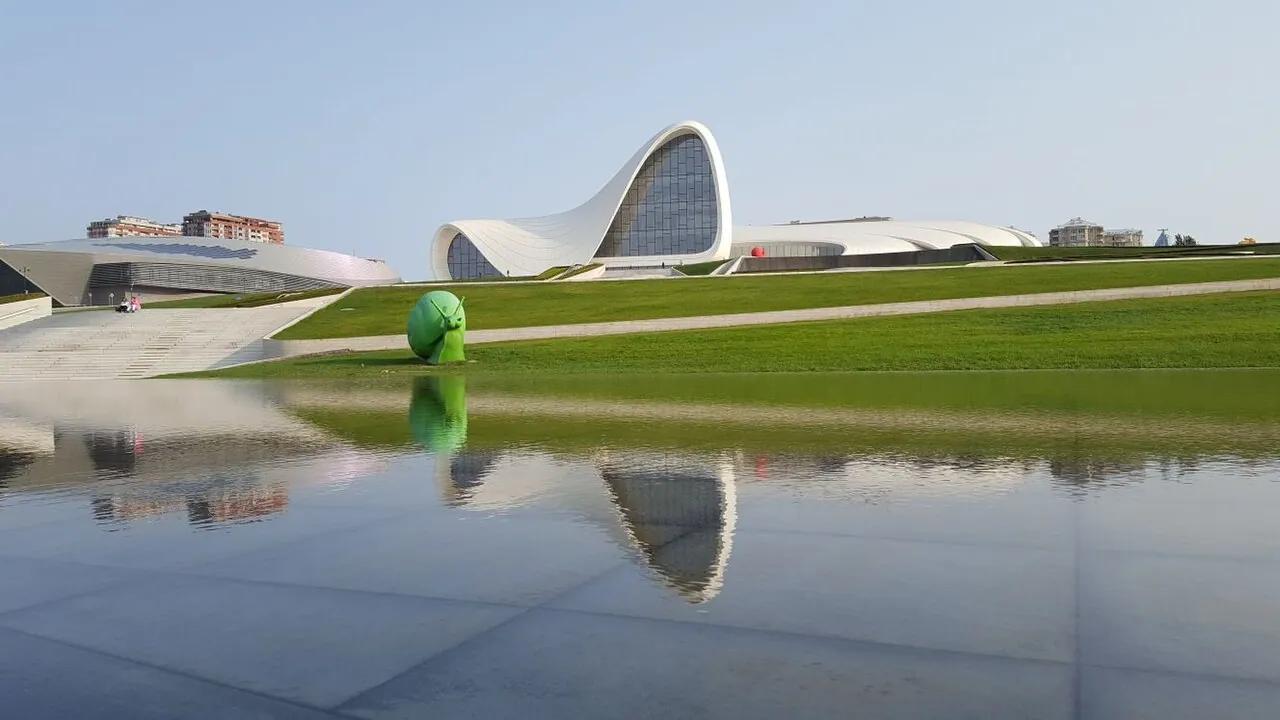 Heydar Aliyev Center: Exterior · HEIDAR ALIYEV CENTER IN BAKU - WIDE ANGLE