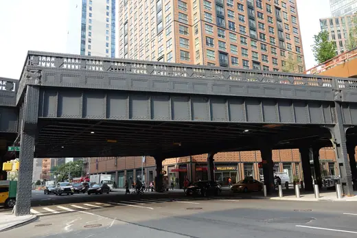 Photo 4: Exterior