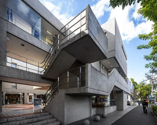 Photo 2: Exterior