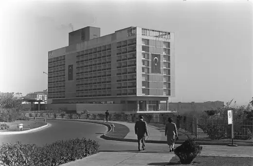 Photo 3: Exterior