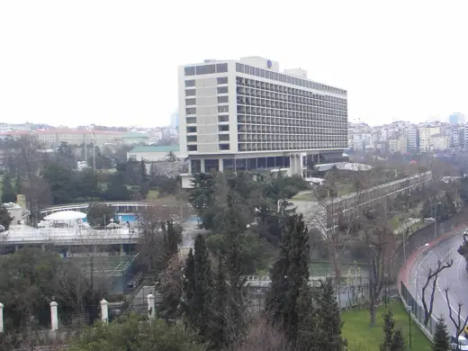 Photo 4: Exterior · Harbiye'deki Hilton otelinin Taksim tarafından görünüşü