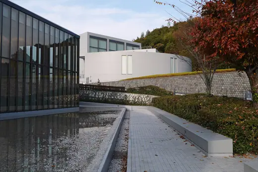 Photo 1: Exterior