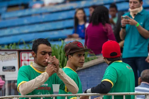 Photo 3: Exterior · Jóquei descansam antes do ínicio das corridas