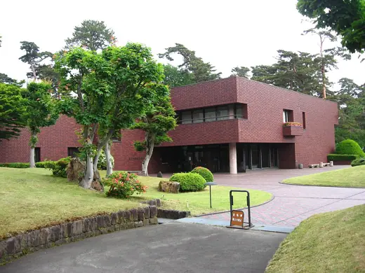 Photo 2: Exterior